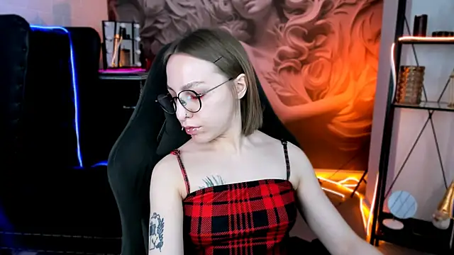 Snapshot of AphexQueen chatting on 01.30.25 AphexQueen online show from 01.30.25