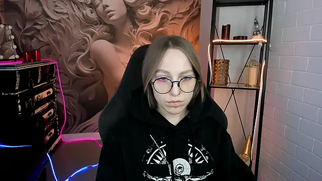 Snapshot of AphexQueen chatting on 02.02.25 AphexQueen online show from 02.02.25