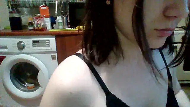 Snapshot of MikaKors chatting on 02.13.25 MikaKors online show from 02.13.25