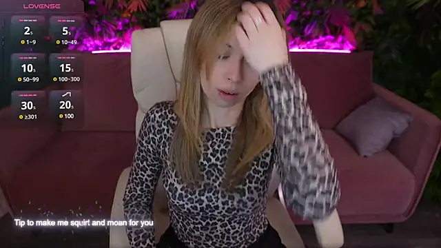 Snapshot of MayaRayy chatting on 02.21.25 MayaRayy online show from 02.21.25