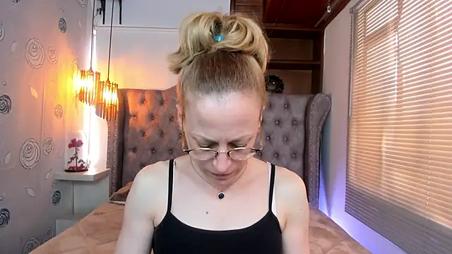 Snapshot of SammySanders chatting on 02.06.25 SammySanders online show from 02.06.25