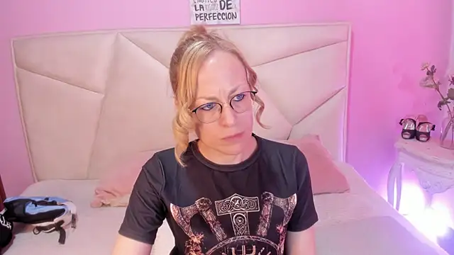 Snapshot of SammySanders chatting on 09.24.25 SammySanders online show from 09.24.25