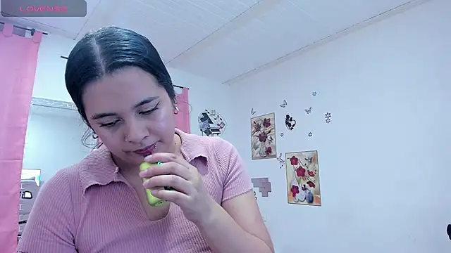 Snapshot of SophieWoods_ chatting on 12.20.24 SophieWoods  online show from 12.20.24