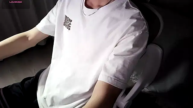 Snapshot of FEIYU001 chatting on 12.28.24 FEIYU001 online show from 12.28.24