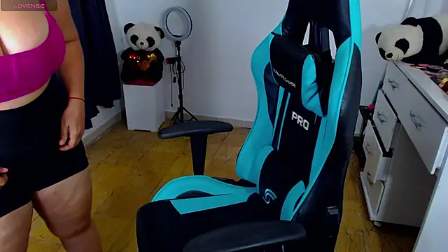 Snapshot of lulu_ferrer chatting on 02.27.25 lulu ferrer online show from 02.27.25