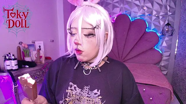 Snapshot of toky_doll chatting on 10.07.25 toky doll online show from 10.07.25