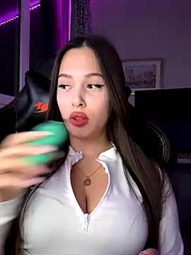 Snapshot of EricaWalls chatting on 10.31.25 EricaWalls online show from 10.31.25