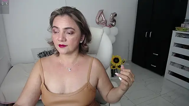 Snapshot of Chiraz_hasnaa chatting on 01.25.25 Chiraz hasnaa online show from 01.25.25