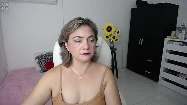 Snapshot of Chiraz_hasnaa chatting on 02.12.25 Chiraz hasnaa online show from 02.12.25