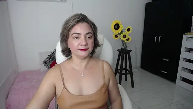 Snapshot of Chiraz_hasnaa chatting on 02.20.25 Chiraz hasnaa online show from 02.20.25