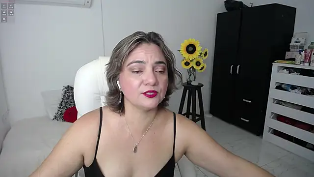 Snapshot of Chiraz_hasnaa chatting on 03.06.25 Chiraz hasnaa online show from 03.06.25