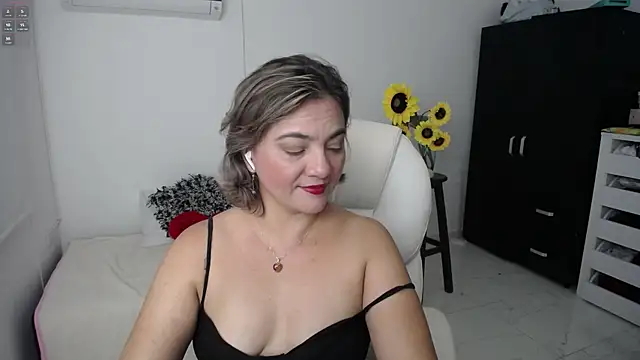 Snapshot of Chiraz_hasnaa chatting on 03.14.25 Chiraz hasnaa online show from 03.14.25