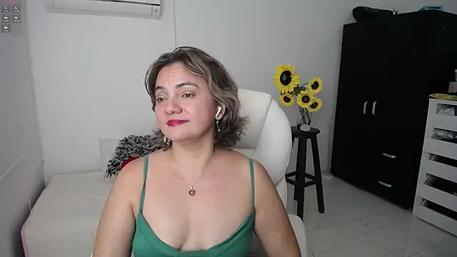 Snapshot of Chiraz_hasnaa chatting on 03.15.25 Chiraz hasnaa online show from 03.15.25