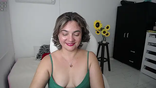 Snapshot of Chiraz_hasnaa chatting on 03.16.25 Chiraz hasnaa online show from 03.16.25