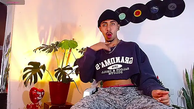 Snapshot of RyanRizzo chatting on 12.04.24 RyanRizzo online show from 12.04.24