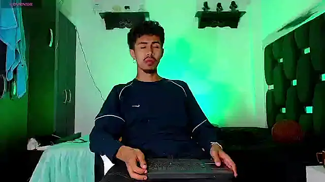 Snapshot of RyanRizzo chatting on 12.21.24 RyanRizzo online show from 12.21.24