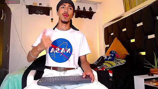 Snapshot of RyanRizzo chatting on 12.23.24 RyanRizzo online show from 12.23.24