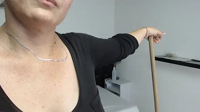 Snapshot of Angelinna_Milf chatting on 12.17.24 Angelinna Milf online show from 12.17.24