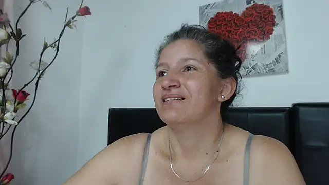 Snapshot of Angelinna_Milf chatting on 12.17.24 Angelinna Milf online show from 12.17.24
