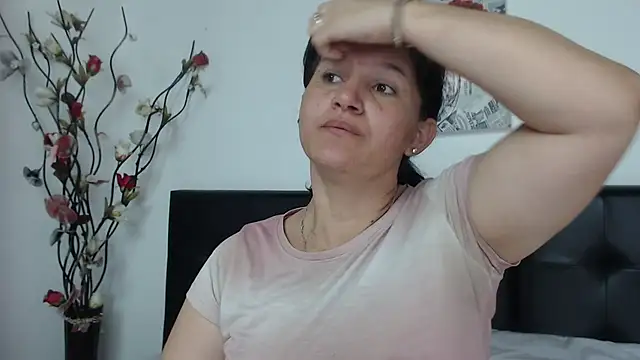 Snapshot of Angelinna_Milf chatting on 12.21.24 Angelinna Milf online show from 12.21.24