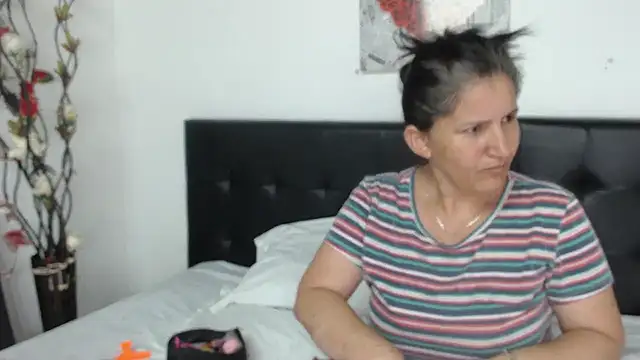 Snapshot of Angelinna_Milf chatting on 01.07.25 Angelinna Milf online show from 01.07.25