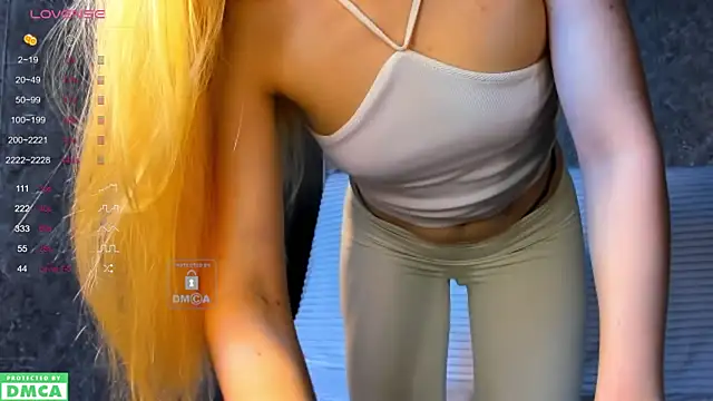 Snapshot of xteona chatting on 09.18.25 xteona online show from 09.18.25