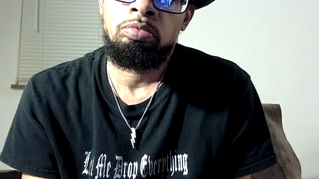 Snapshot of WhiskeyWood_DuhGOD chatting on 10.12.25 WhiskeyWood DuhGOD online show from 10.12.25