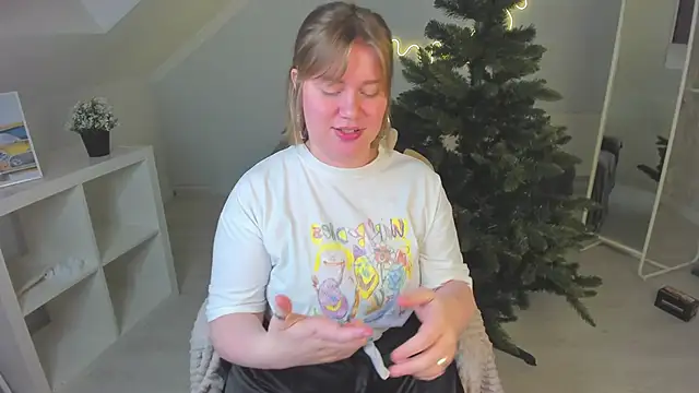 Snapshot of Kira_Citro chatting on 12.08.24 Kira Citro online show from 12.08.24