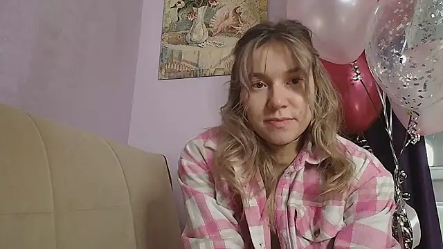 Snapshot of TaylorBre chatting on 03.08.25 TaylorBre online show from 03.08.25