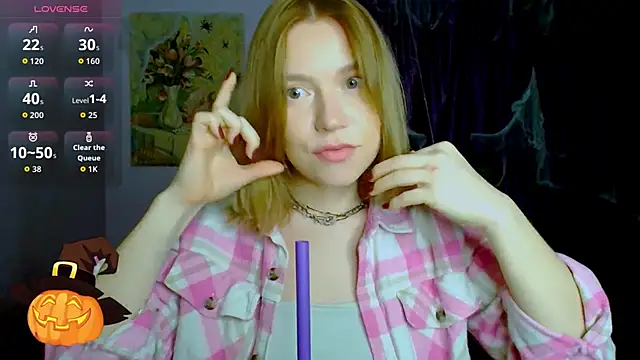 Snapshot of TaylorBre chatting on 11.04.25 TaylorBre online show from 11.04.25