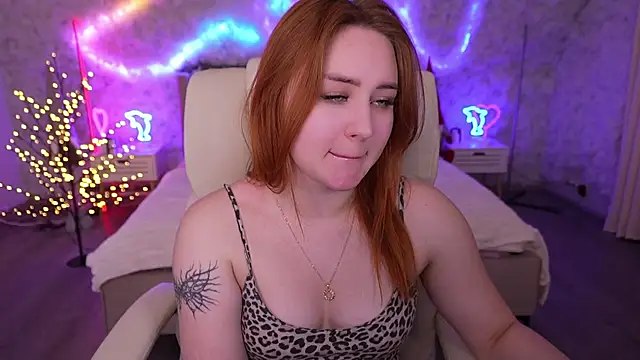 Snapshot of LovelyBell chatting on 01.28.25 LovelyBell online show from 01.28.25