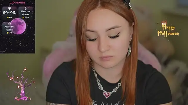 Snapshot of LovelyBell chatting on 10.28.25 LovelyBell online show from 10.28.25