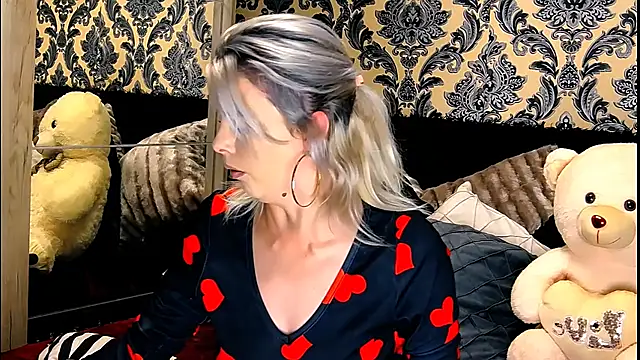 Snapshot of Aly_girl1 chatting on 12.08.24 Aly girl1 online show from 12.08.24