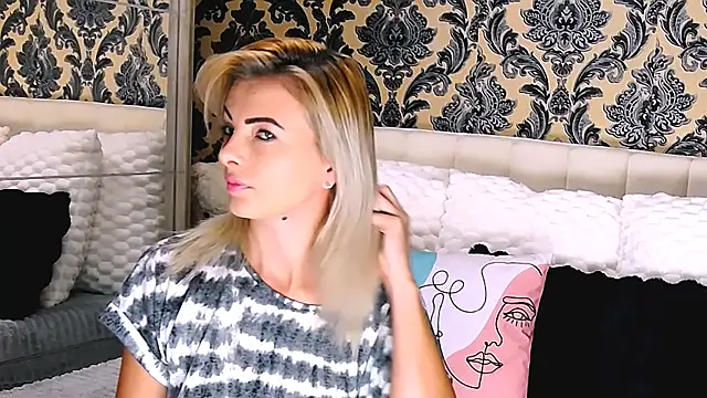 Snapshot of Aly_girl1 chatting on 09.29.25 Aly girl1 online show from 09.29.25