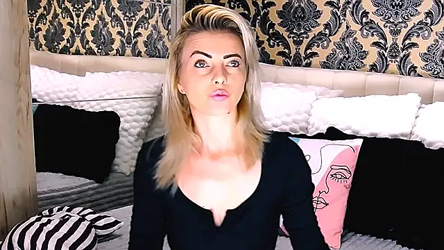 Snapshot of Aly_girl1 chatting on 09.30.25 Aly girl1 online show from 09.30.25