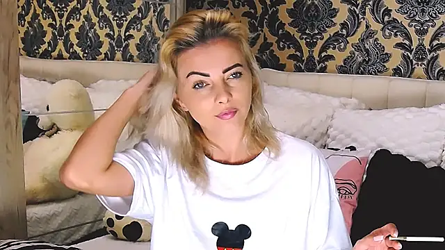 Snapshot of Aly_girl1 chatting on 10.05.25 Aly girl1 online show from 10.05.25