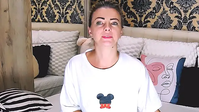 Snapshot of Aly_girl1 chatting on 10.15.25 Aly girl1 online show from 10.15.25