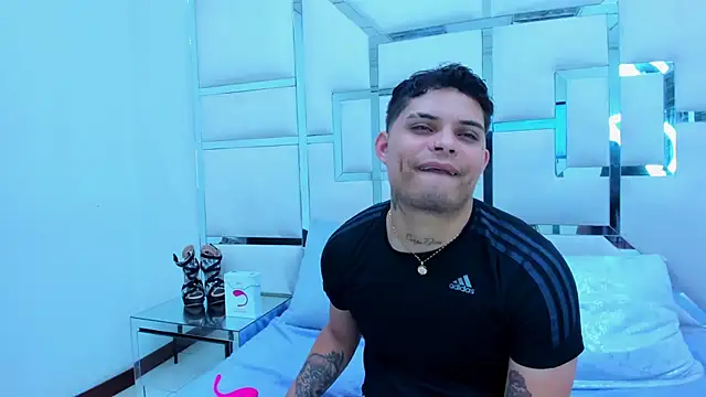 Snapshot of MelissaAndZeuss chatting on 03.22.25 MelissaAndZeuss online show from 03.22.25