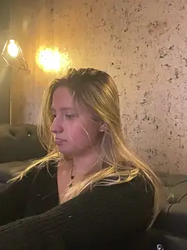 Snapshot of MiaPetit_ chatting on 03.08.25 MiaPetit  online show from 03.08.25