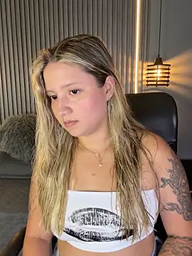 Snapshot of MiaPetit_ chatting on 09.28.25 MiaPetit  online show from 09.28.25