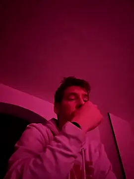 Snapshot of Titanhoott chatting on 01.04.25 Titanhoott online show from 01.04.25