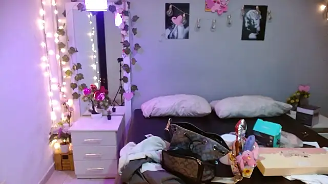 Snapshot of Kimandyuk chatting on 03.21.25 Kimandyuk online show from 03.21.25