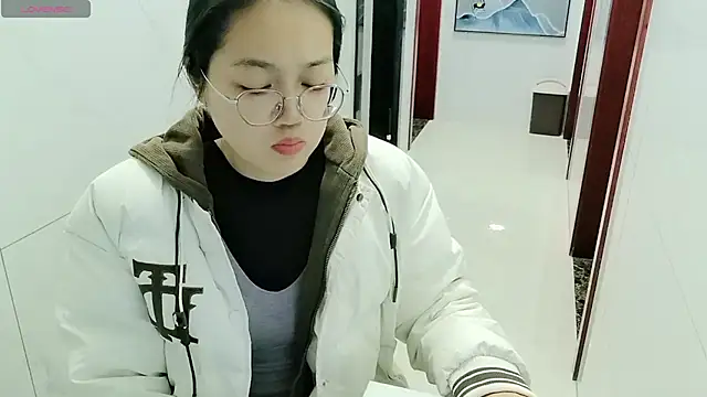 Snapshot of luoxuwen chatting on 12.05.24 luoxuwen online show from 12.05.24