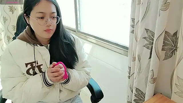 Snapshot of luoxuwen chatting on 12.28.24 luoxuwen online show from 12.28.24