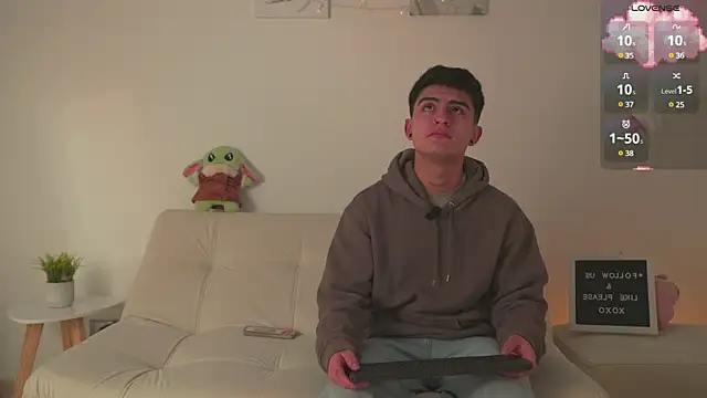 Snapshot of tommy_and_sophie chatting on 01.22.25 tommy and sophie online show from 01.22.25