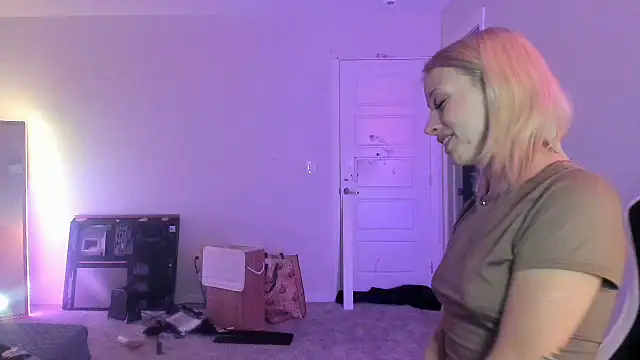 Snapshot of mollygordan chatting on 10.02.25 mollygordan online show from 10.02.25