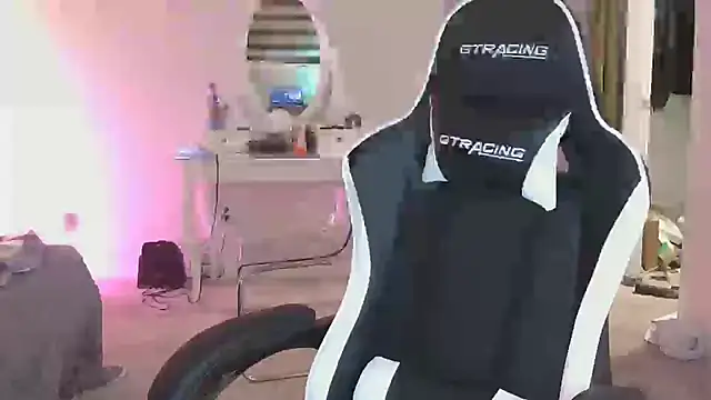 Snapshot of mollygordan chatting on 10.11.25 mollygordan online show from 10.11.25