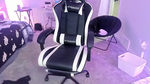 Snapshot of mollygordan chatting on 10.14.25 mollygordan online show from 10.14.25