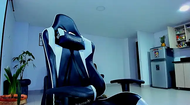 Snapshot of alexander_collin02 chatting on 02.04.25 alexander collin02 online show from 02.04.25