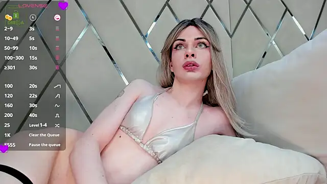 Snapshot of GiselleParton chatting on 12.17.24 GiselleParton online show from 12.17.24